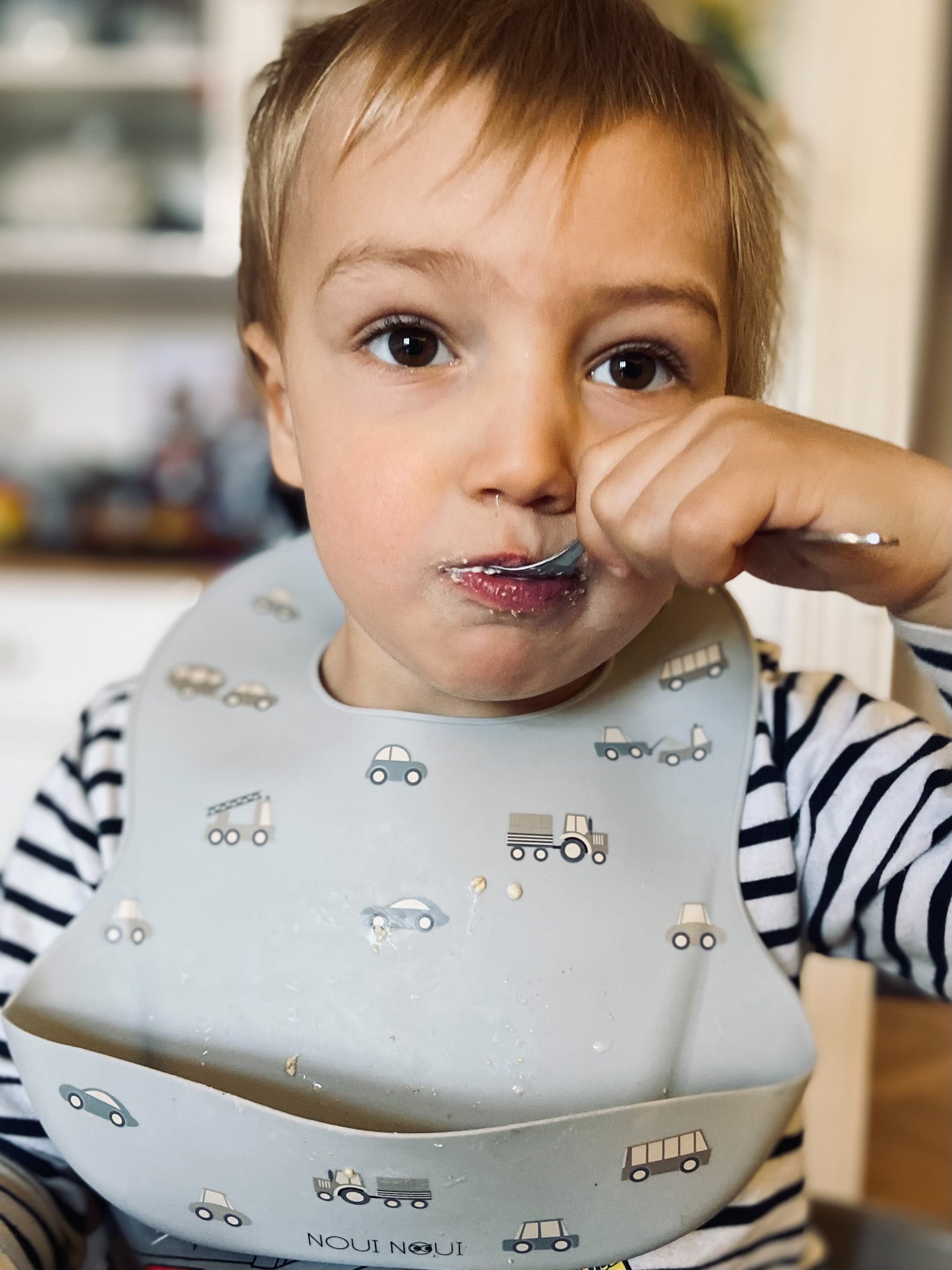 Noui Noui Bibs bavaglino silicone little wheels grigio