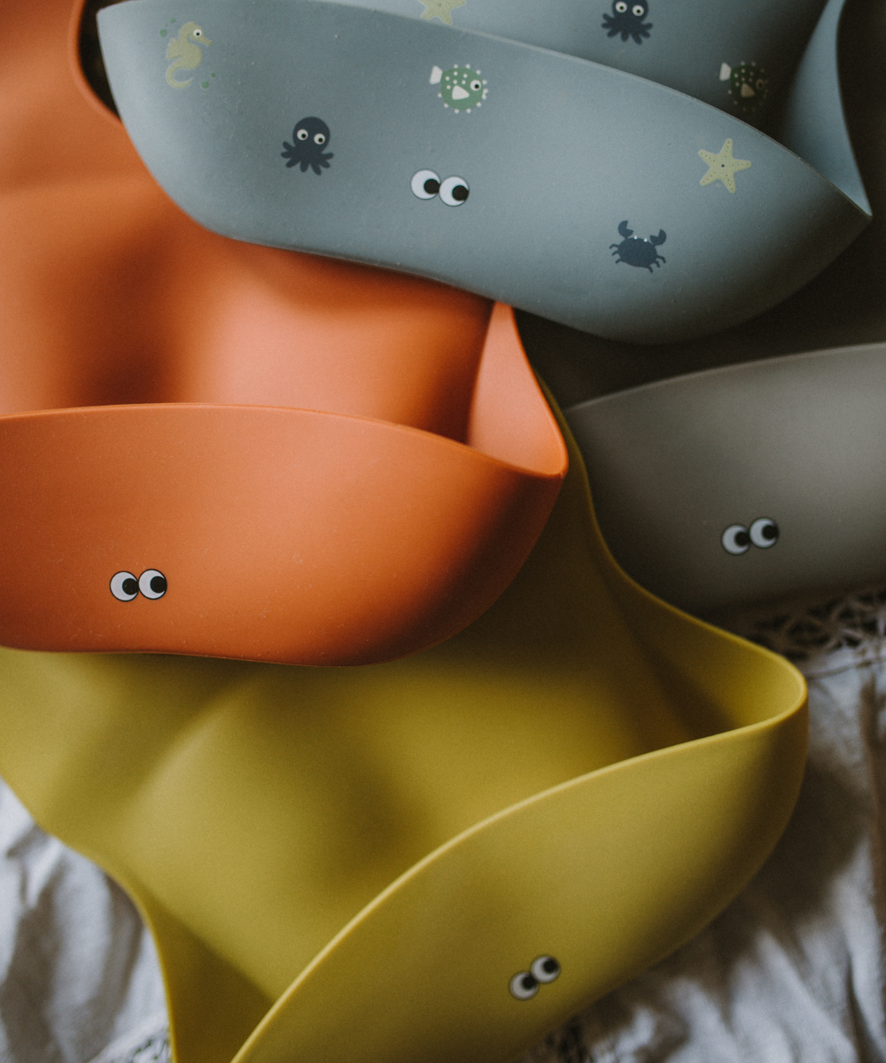Noui Noui Warm Gray bavaglino silicone con tasca regolabile